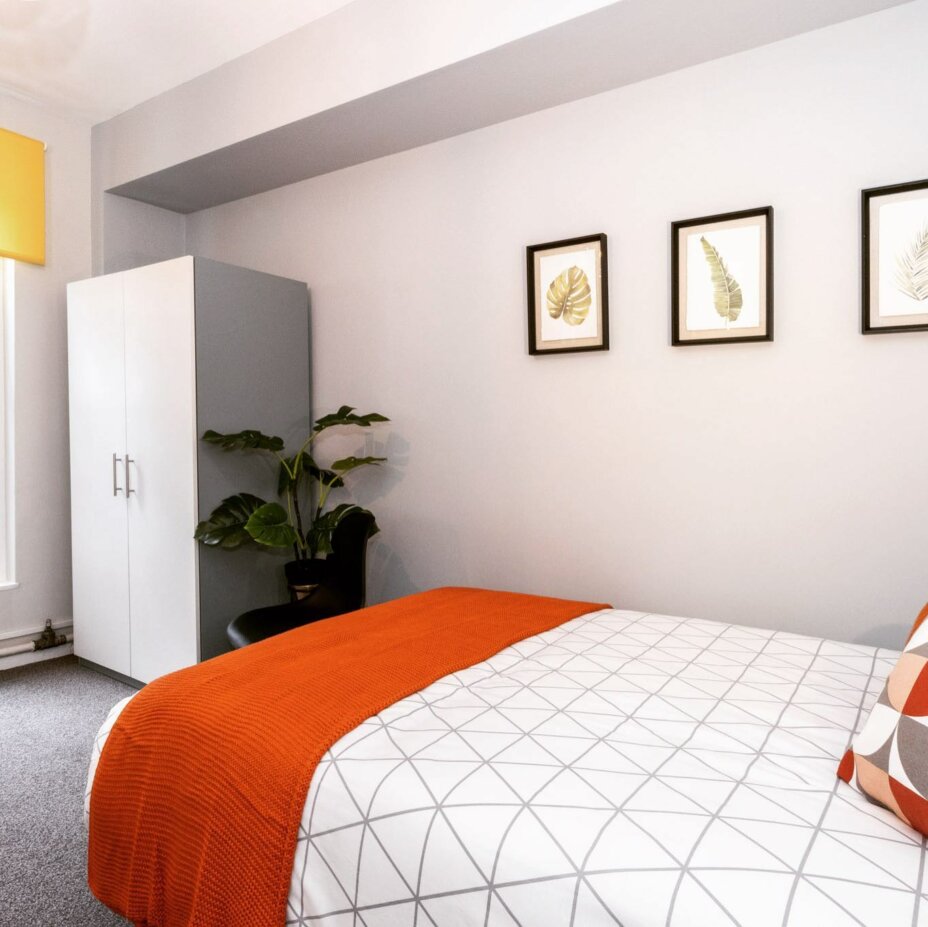 £100 cashback for the first 20 students to book this room