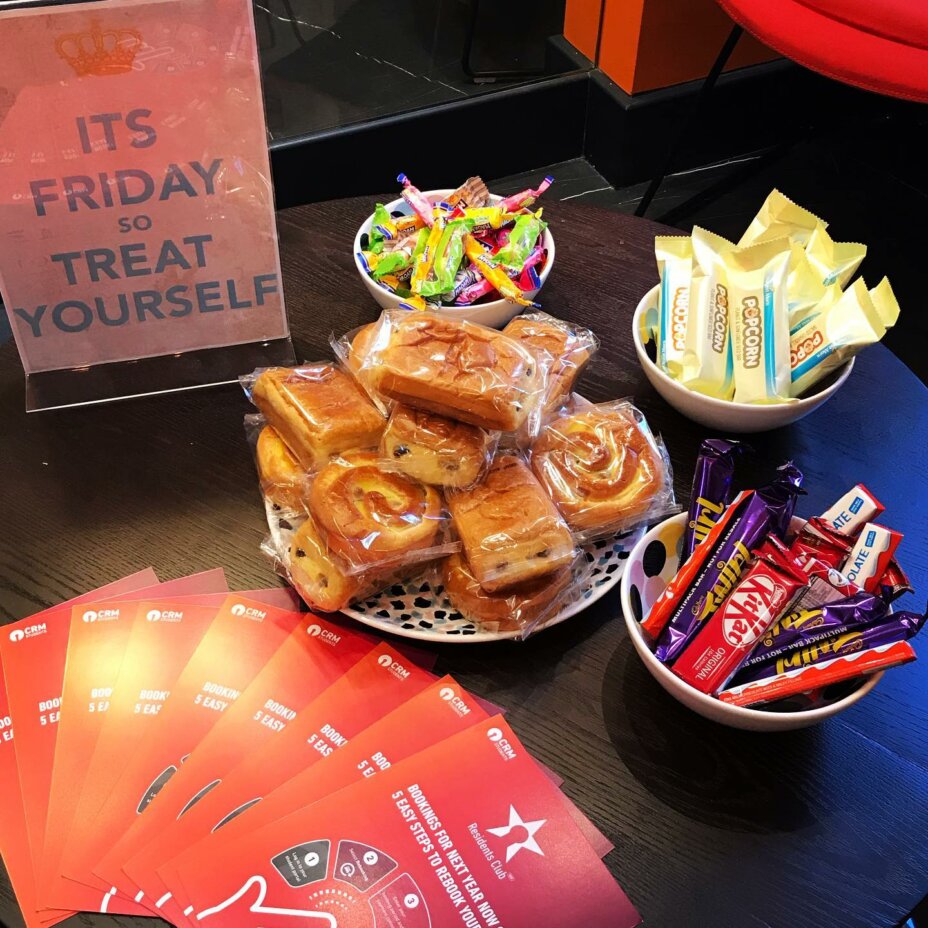 Grab some sugar on your way out. It’s Friday, why not?  . . . roomstorent studentaccommodation londonliving zone1 studentlife newlyrefurbished newhome celebrations fridaytreat mrkipling sweettreats