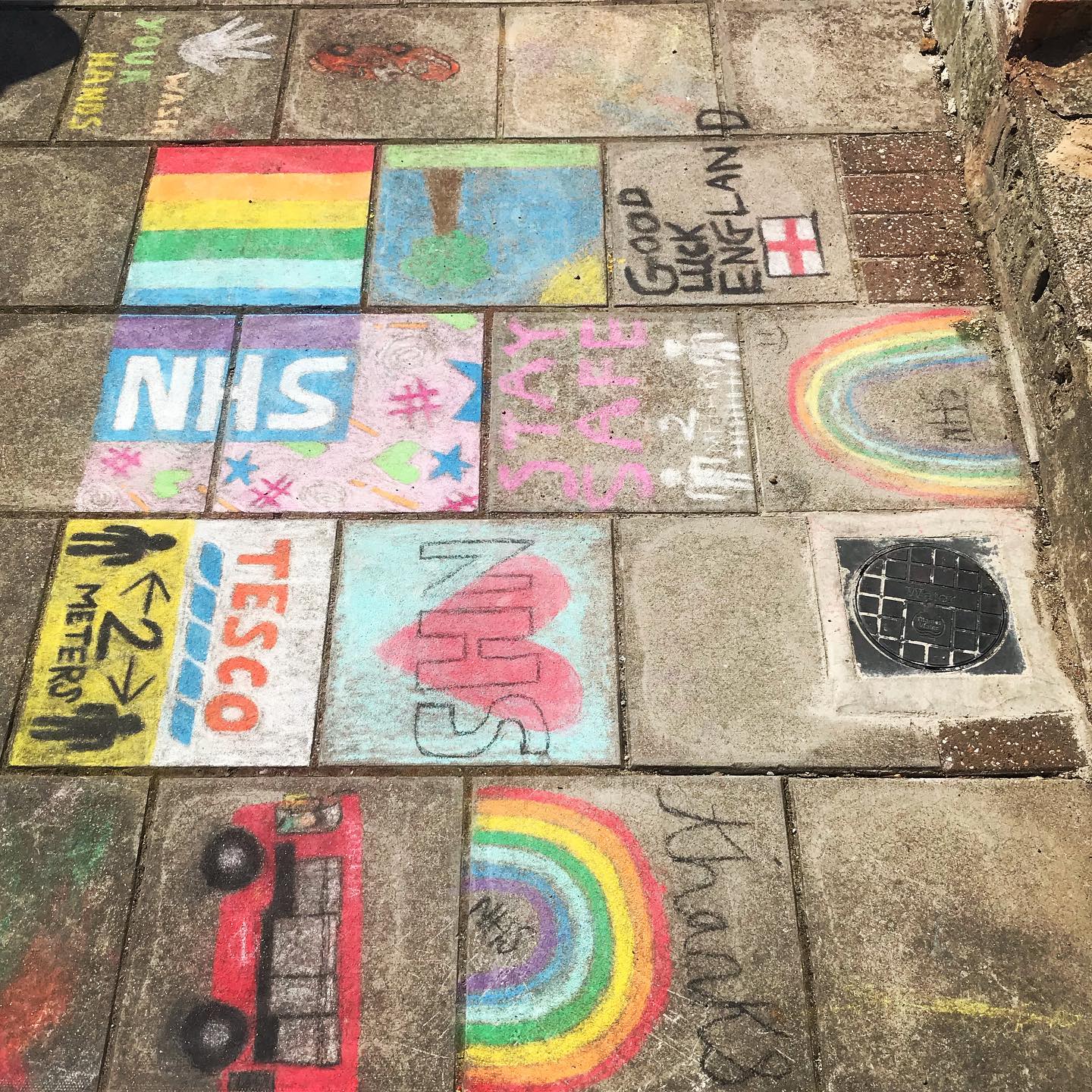 It’s Thursday! Don’t forget to join in at 8pm tonight to ️🧡 This lovely artwork was stumbled upon whilst on a run! . . .