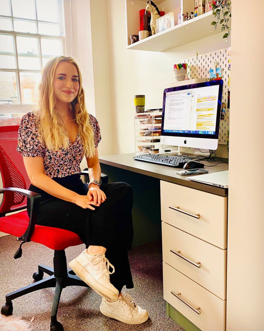 This is Emma ! She rocks because she goes to kingscollegelondon and because her room is awesome ! Now we are not saying we can help you get into King’s, but we can sure help you find an awesome room like Emma’s 🤩 Stay at Louise House