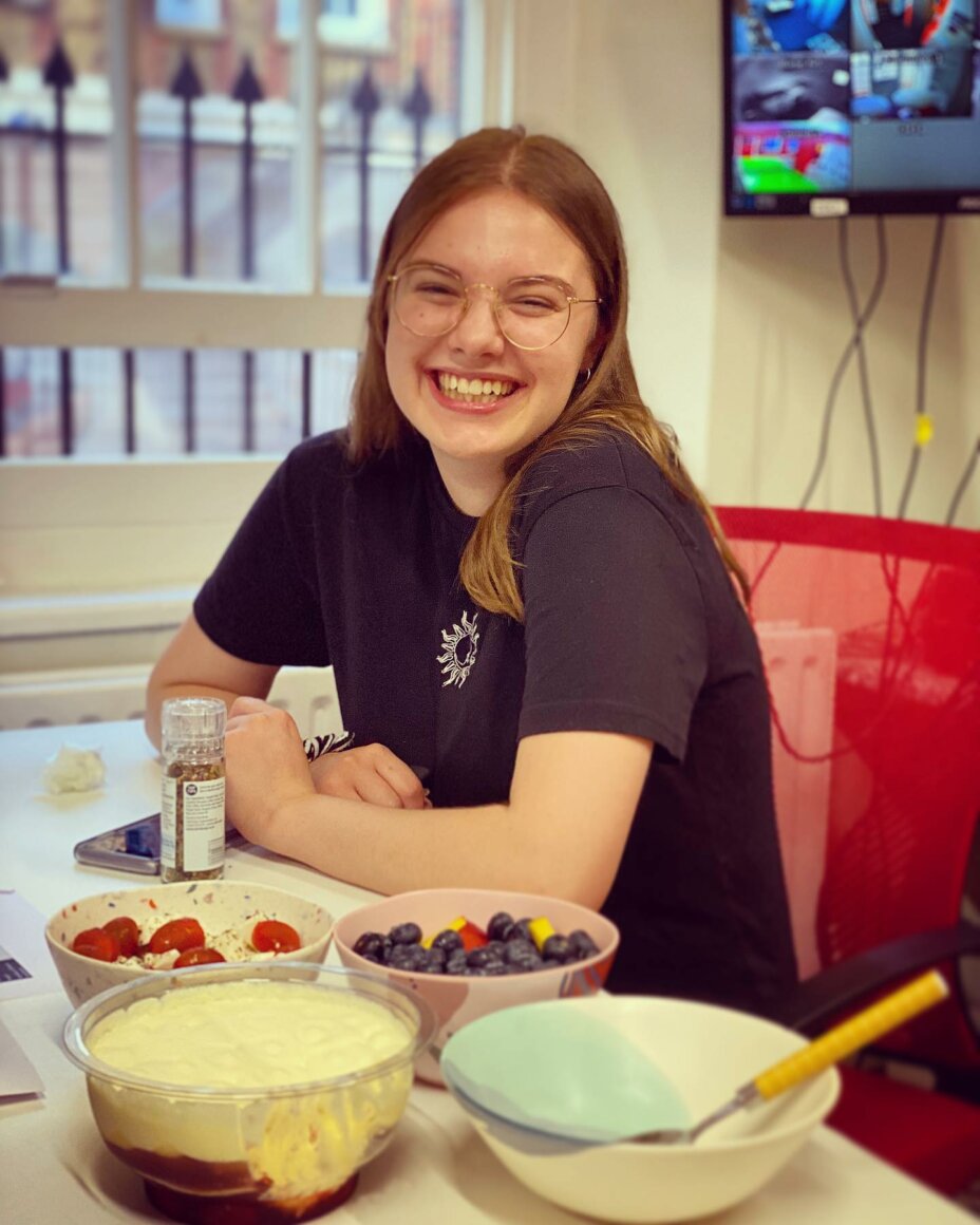 Having cake at Louise House is pretty much compulsory! So here’s Emily enjoying some very yummy triflecake and refreshing fruit  . . . studentaccommodation student studentlife studentroom