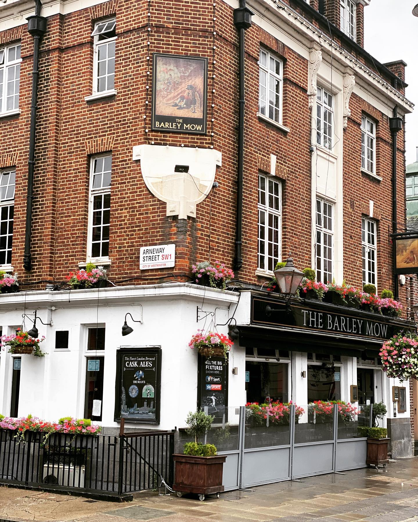 Our awesome pub neighbour The Barley Mow is just around the corner from Louise House. Visit them on Mondays, Tuesdays and Wednesdays throughout August and get a 50% discount for your meal @thebarleymoww1 . . .