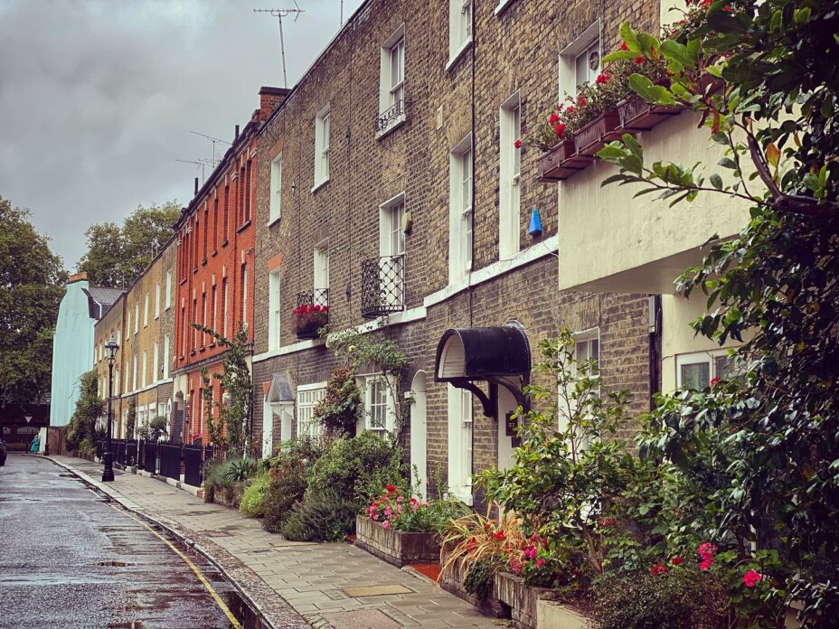 Staying at Louise House means living in a chic area with quintessential London style, all within an easy 2 minute walk ️ . . . london cityliving student studentlife studentliving