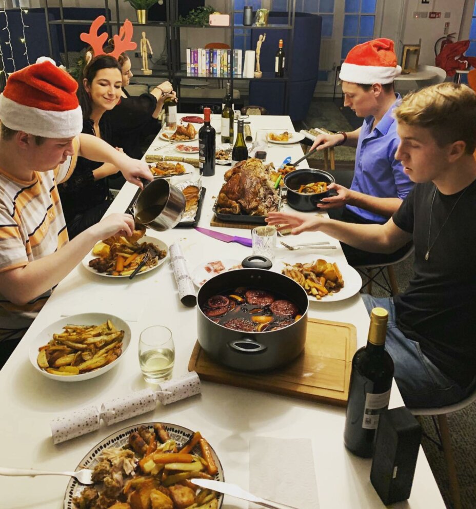 It would not be Christmas at Louise House without a ‘Louisemas’ party 🥳 Stay safe everyone and enjoy your Christmas dinner with your household bubble! . . . student studentlife christmas christmasdinner