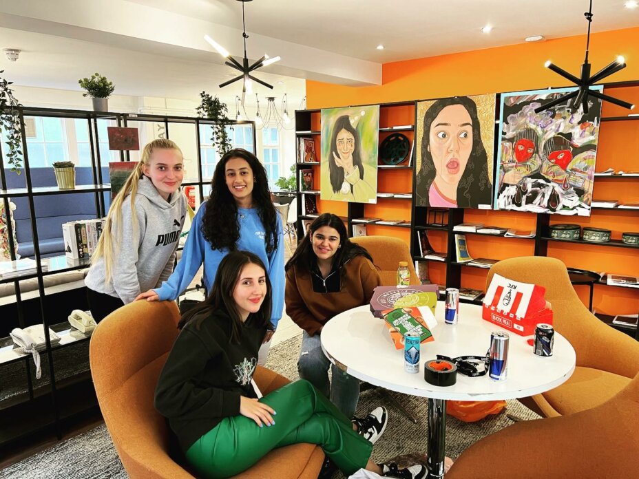 Our talented students are preparing their art work for assessment at UAL. Great job, everyone! 🥳 . . . ual art artstudent students studentaccommodations